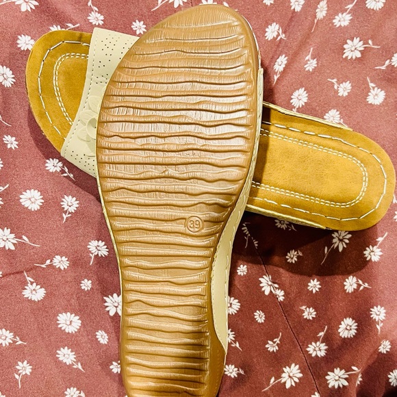 Size 9 Novera Orthopedic
Wedge Sandals - Picture 4 of 6